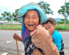 Xuống núi 'khất thực' đầu xuân