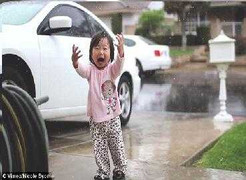 Lần đầu thấy mưa rơi, bé 1 tuổi khóc òa hạnh phúc