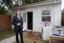 Thuê nữ giúp việc nhập cư trái phép, Bộ trưởng Anh mất chức