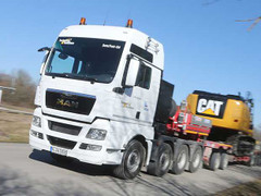 Xôn xao ôtô khổng lồ hàng trăm bánh xe tại Việt Nam