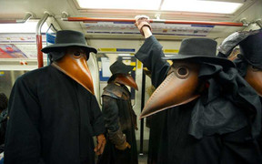 Ảnh trong ngày: 'Người ngoài hành tinh' lên tàu điện ngầm
