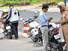 Nộp thẳng tiền phạt cho CSGT: Làm sao tránh tiêu cực?