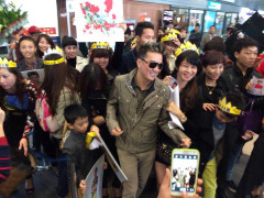 Mr Đàm bị fan vây kín, Hồng Nhung khoe ảnh thời 27 tuổi