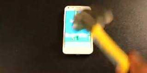 Clip đập nát điện thoại vì không qua nổi mốc 7 Flappy Bird