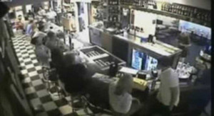 'Hồn ma' đánh đổ rượu 2 lần ở quán bar bị camera ghi lại