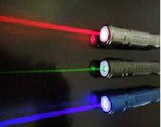 Chiếu laser mù mắt bạn, 4 nam sinh bị bắt