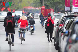 Người Hà Nội co ro trong đợt rét đầu năm