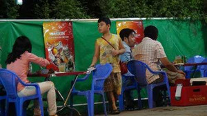 Chăn dắt trẻ em bán hàng: Bóc lột dã man, thu lợi khủng