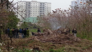 Hà Nội: Thi thể nam thanh niên bị cuốn chặt bằng chăn