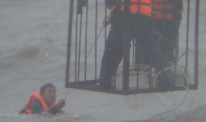 Chìm xà lan, 8 công nhân thoát chết trong gang tấc