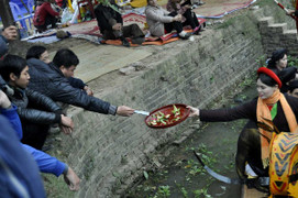 Phớt lờ lệnh cấm, liền anh liền chị 'ngả nón' xin tiền tại hội Lim