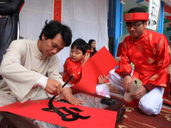 Học sinh diện áo the viết thư pháp đầu xuân