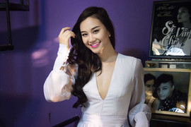 Trò cưng Mr Đàm váy xẻ hút mắt