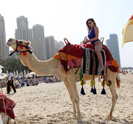 Tình cũ Ryan Giggs diện bikini cưỡi lạc đà