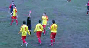 Thẻ đỏ điên rồ nhất lịch sử bóng đá?