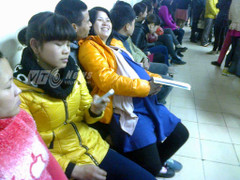 Chồng bế vợ, bà trải chiếu nằm sân bệnh viện chờ cháu