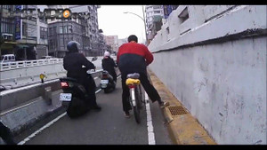 Hú hồn xem gã say đạp xe trên đường