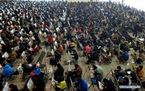 Hàng nghìn sĩ tử mướt mồ hôi giành vé vào đại học