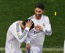 Gào thét trước fan đối phương, Ronaldo lãnh vật thể lạ vào đầu