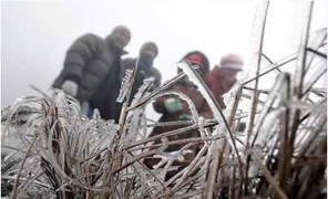 -2,4 độ C: Du khách đổ lên Mẫu Sơn ngắm băng tuyết