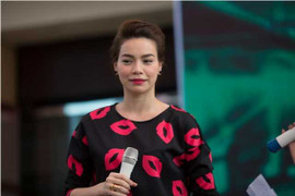 Hồ Ngọc Hà đi chân đất, nhảy nhót bốc lửa