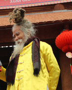 Chen chân chụp ảnh cùng 'dị nhân tóc rồng' tại hội Lim