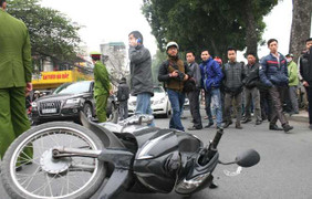 Hất người lên nóc ca pô, lái xe Mercedes quỳ khóc