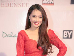 Hot girl 'bánh tráng trộn' Nhã Phương váy ren đỏ rực