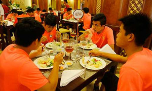 Bầu Đức mời Phạm Văn Mách luyện thể hình cho U19 Việt Nam