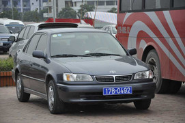 Thủ tướng cấm, xe biển xanh vẫn nô nức đến đền Trần