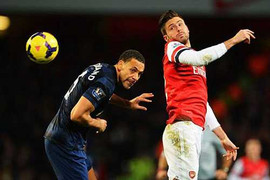 Arsenal, Man Utd đưa nhau vào thế khó
