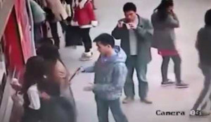 Dùng đũa móc túi nhanh như chớp bị camera ghi lại