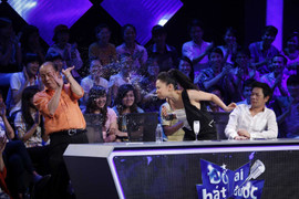 Thu Minh phun nước vào diễn viên Đức Hải