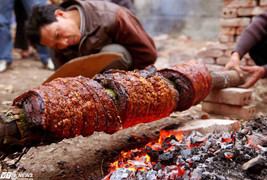 Đến Đường Lâm thưởng thức đặc sản lợn quay đòn