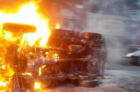 Hà Nội: Xe tải bốc cháy ngùn ngụt sau cú đâm vào taxi