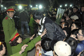 Tái diễn cảnh chen lấn, cướp lộc tại đêm khai ấn đền Trần