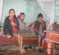 Đau khổ ngôi làng có nhiều người khỏa thân đi khắp xóm