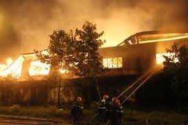 Clip: Cháy lớn thiêu rụi nhà kho 1000m2 ở Bình Dương