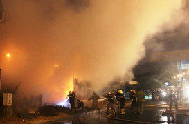 Cháy lớn vựa ve chai, khu dân cư náo loạn