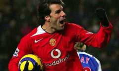 David Moyes lại gây sốc: Gọi Van Nistelrooy trở lại?