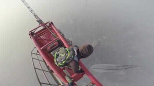 Clip: Tay không leo lên đỉnh tháp cao thứ nhì thế giới