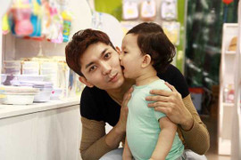 Chồng Trương Quỳnh Anh đưa con trai đi mua sắm