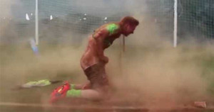 Cầu thủ bị đồng đội 'tra tấn' trong ngày sinh nhật