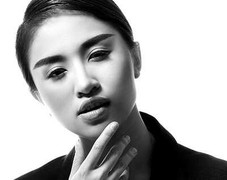 Vân Hugo táo bạo không diện nội y