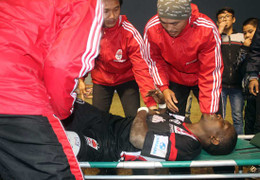 Rợn người pha đạp bóng gãy xương sườn quân bầu Thắng