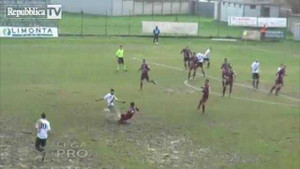 Ghi bàn từ khoảng cách 70m cực 'dị'