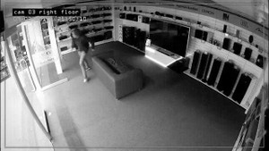 Ngủ quên, mắc kẹt trong trung tâm thương mại