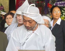 Con trai nhà văn Nguyễn Quang Sáng gạt nước mắt tiễn cha