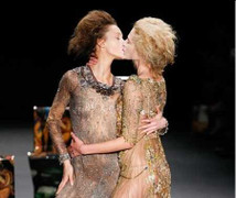 Mẫu không nội y phủ sóng sàn catwalk Thu đông