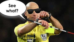 Trọng tài thân Man Utd tới tấp bị 'ném đá'